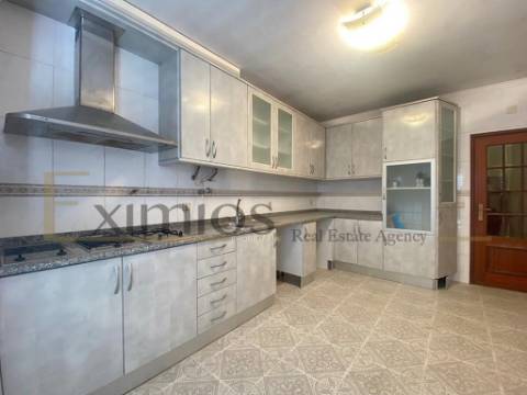 Moradia isolada V7 com jardim e terraço, em Argivai