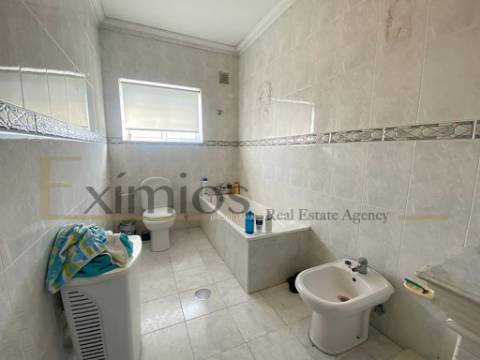 Moradia isolada V7 com jardim e terraço, em Argivai