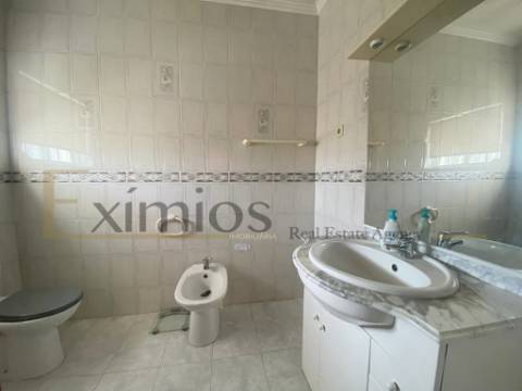 Moradia isolada V7 com jardim e terraço, em Argivai