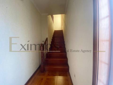 Moradia isolada V7 com jardim e terraço, em Argivai