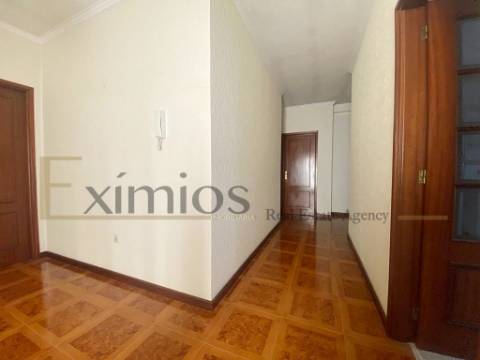 Moradia isolada V7 com jardim e terraço, em Argivai