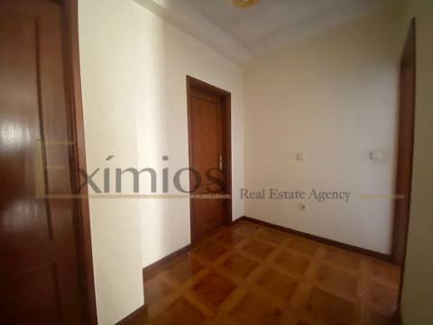 Moradia isolada V7 com jardim e terraço, em Argivai