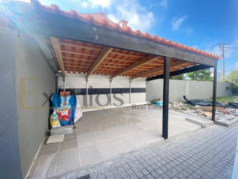 Moradia isolada V7 com jardim e terraço, em Argivai