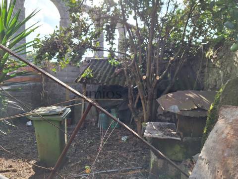 Moradia V3 para restauro total, em Vila do Conde