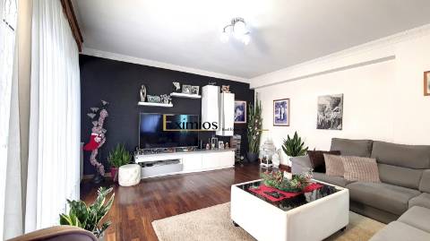 Moradia geminada V4 , com terraço, em Póvoa de Varzim