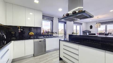 Moradia geminada V4 , com terraço, em Póvoa de Varzim