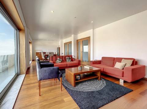 Apartamento T4 com garagem, na Póvoa de Varzim