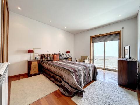 Apartamento T4 com garagem, na Póvoa de Varzim