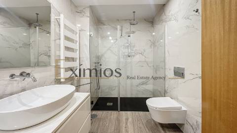 Apartamento T3, semi novo, em Póvoa de Varzim