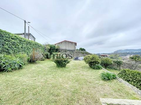 Moradia rústica V3 individual, em Terroso.