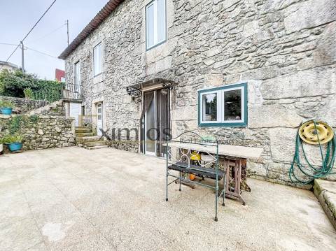 Moradia rústica V3 individual, em Terroso.