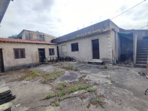 Moradia para restauro total, a poucos metros da praia, em Aguçadoura