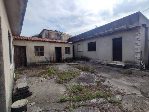 Moradia para restauro total, a poucos metros da praia, em Aguçadoura