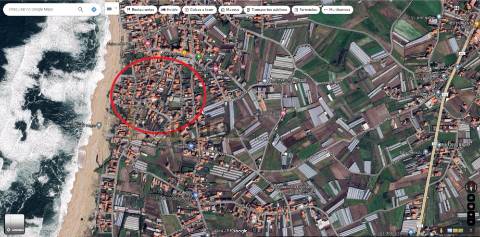 Moradia para restauro total, a poucos metros da praia, em Aguçadoura