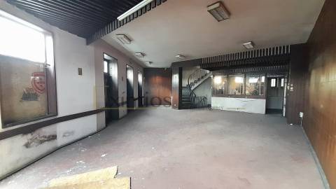 Prédio para restauro, com vistas de rio, no centro de Vila do Conde