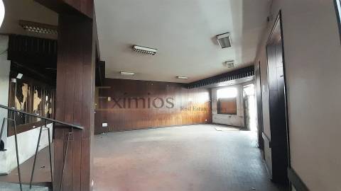 Prédio para restauro, com vistas de rio, no centro de Vila do Conde