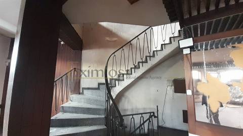 Prédio para restauro, com vistas de rio, no centro de Vila do Conde