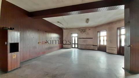 Prédio para restauro, com vistas de rio, no centro de Vila do Conde