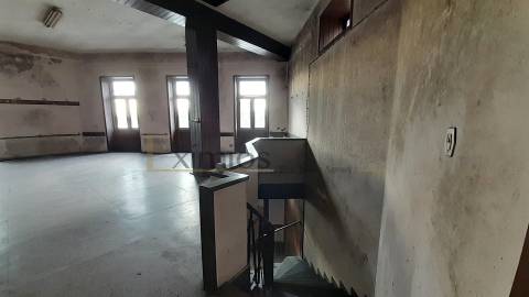 Prédio para restauro, com vistas de rio, no centro de Vila do Conde