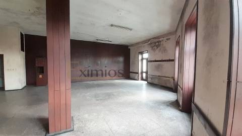 Prédio para restauro, com vistas de rio, no centro de Vila do Conde