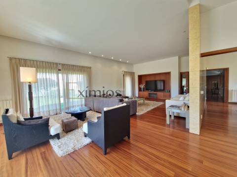 Moradia isolada V5, com piscina aquecida, na Póvoa de Varzim.