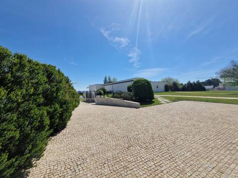 Moradia isolada V5, com piscina aquecida, na Póvoa de Varzim.