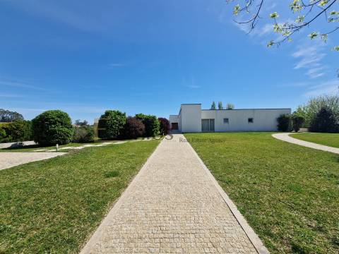 Moradia isolada V5, com piscina aquecida, na Póvoa de Varzim.