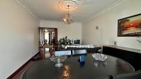 Moradia V4, para venda, com garagem fechada em Vila do Conde