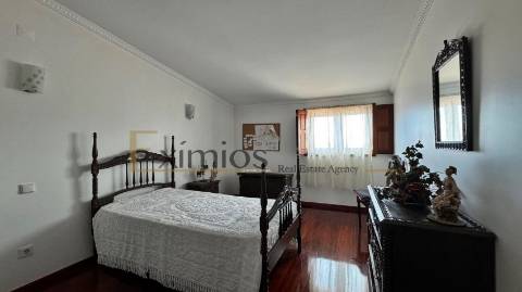 Moradia V4, para venda, com garagem fechada em Vila do Conde