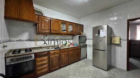 Moradia V4, para venda, com garagem fechada em Vila do Conde