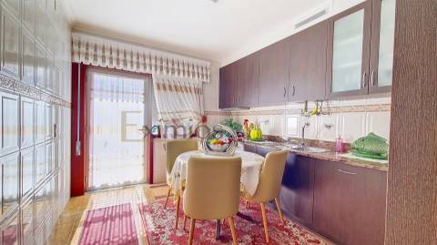 Moradia V4 com garagem e terraço, em Vila do Conde