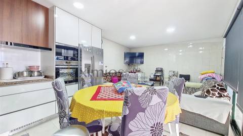 Moradia V4 com garagem e terraço, em Vila do Conde