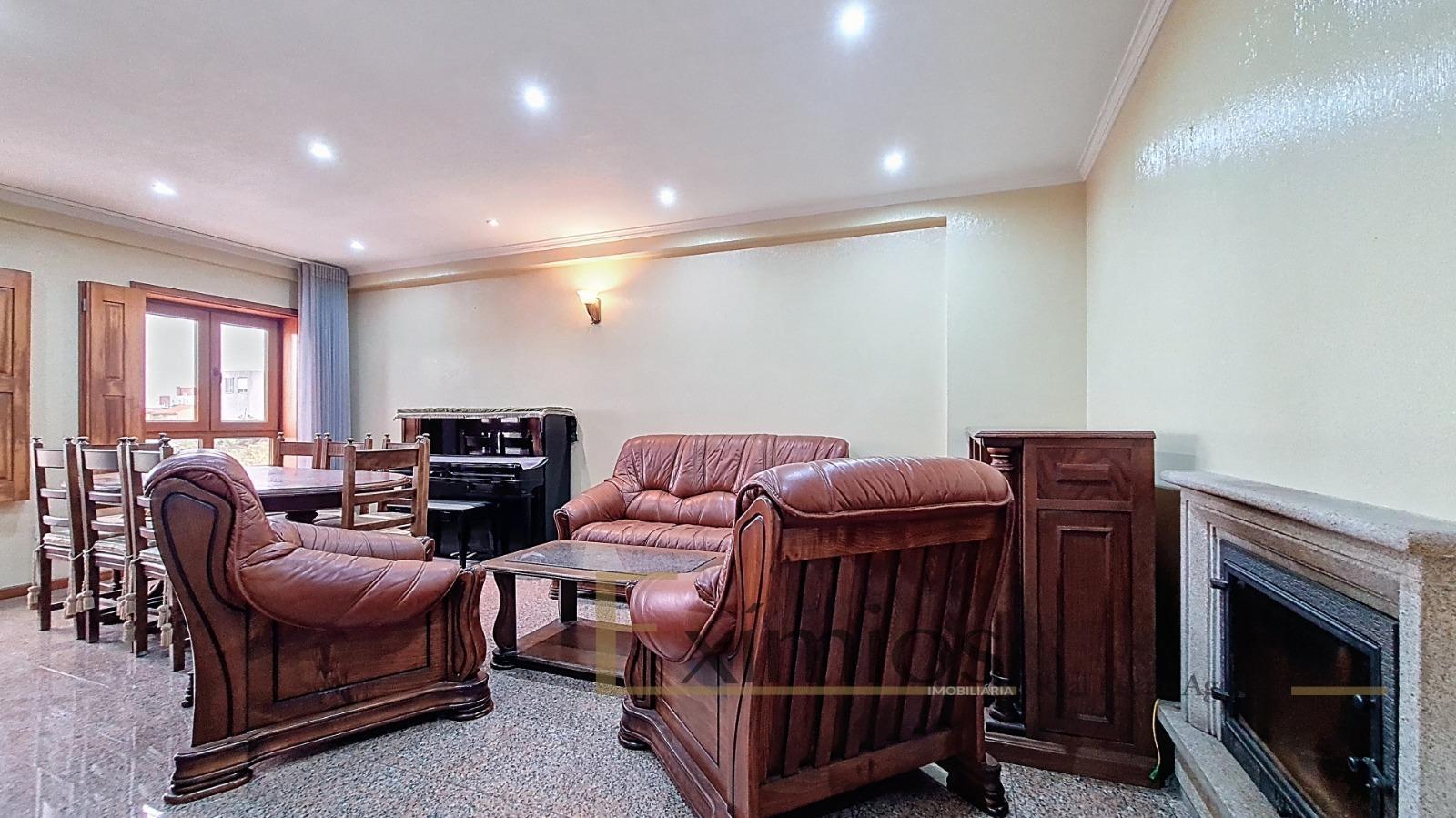 Moradia em banda V3, com garagem, no centro de  Vila do Conde