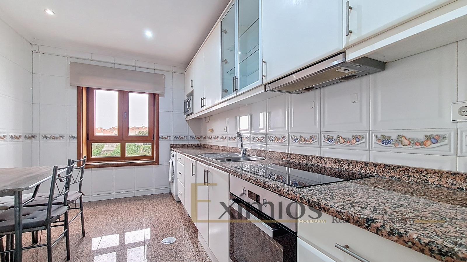 Moradia em banda V3, com garagem, no centro de  Vila do Conde