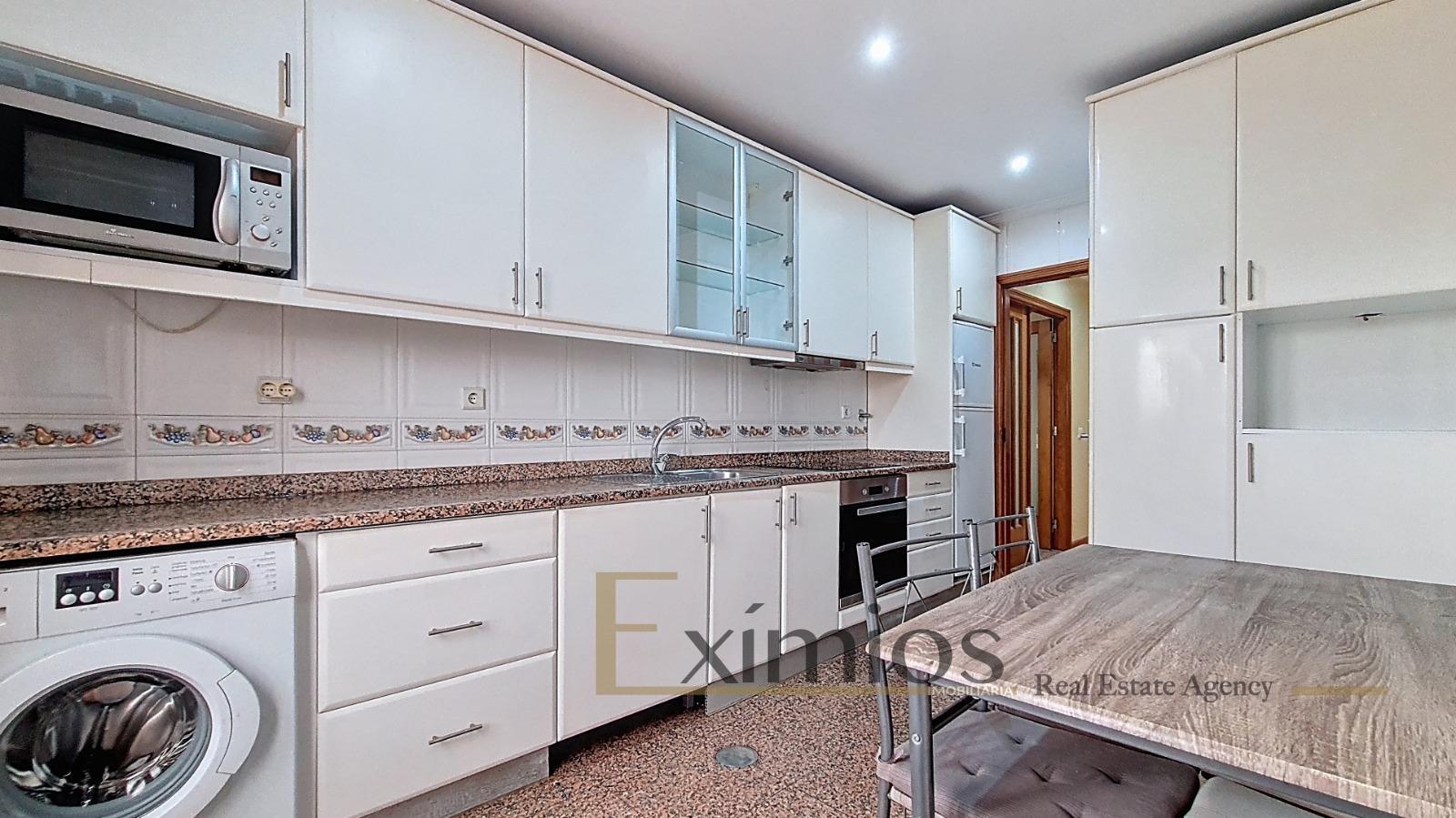 Moradia em banda V3, com garagem, no centro de  Vila do Conde