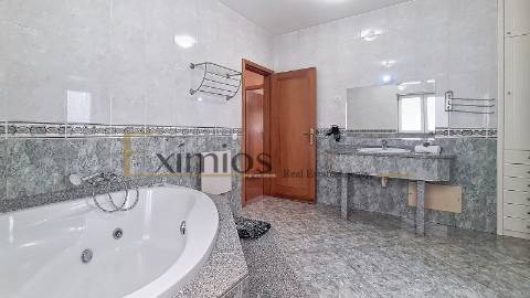 Prédio misto, em propriedade horizontal, em Rio Mau