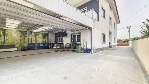 Prédio misto, em propriedade horizontal, em Rio Mau