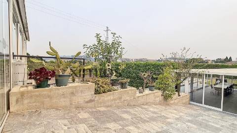 Prédio misto, em propriedade horizontal, em Rio Mau