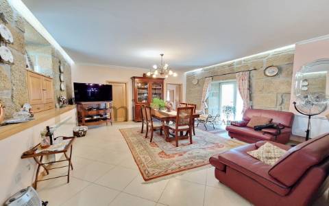 Moradia V3, com vista sobre rio Douro e garagem, em Sabrosa