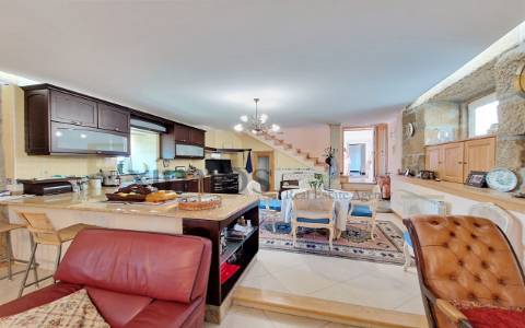 Moradia V3, com vista sobre rio Douro e garagem, em Sabrosa