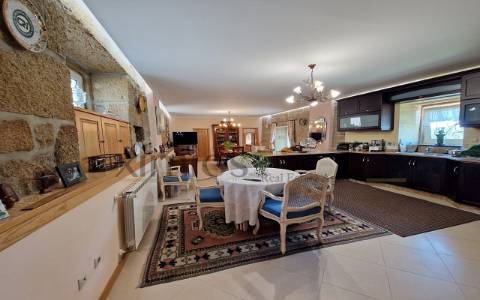 Moradia V3, com vista sobre rio Douro e garagem, em Sabrosa