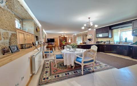 Moradia V3, com vista sobre rio Douro e garagem, em Sabrosa