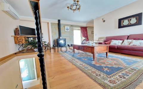 Moradia V3, com vista sobre rio Douro e garagem, em Sabrosa