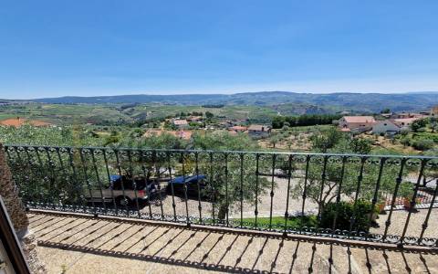Moradia V3, com vista sobre rio Douro e garagem, em Sabrosa
