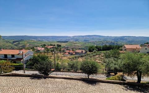 Moradia V3, com vista sobre rio Douro e garagem, em Sabrosa