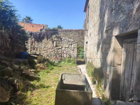 Moradia para restauro, em Azurara