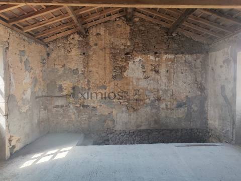 Moradia para restauro, em Azurara