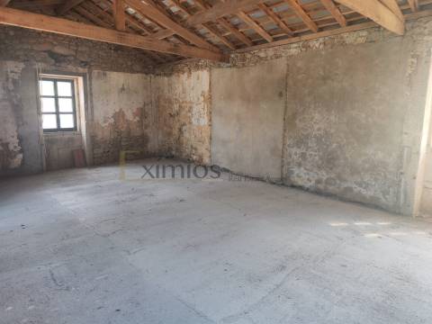 Moradia para restauro, em Azurara