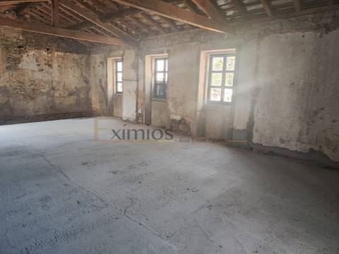 Moradia para restauro, em Azurara
