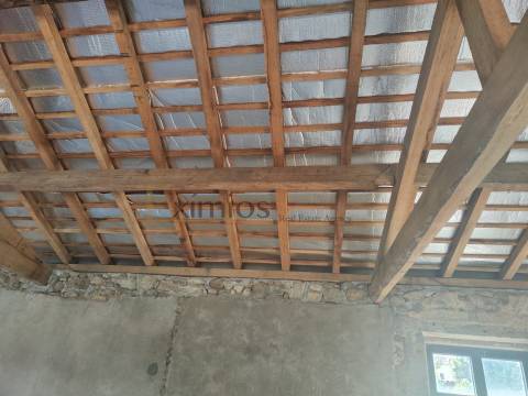 Moradia para restauro, em Azurara